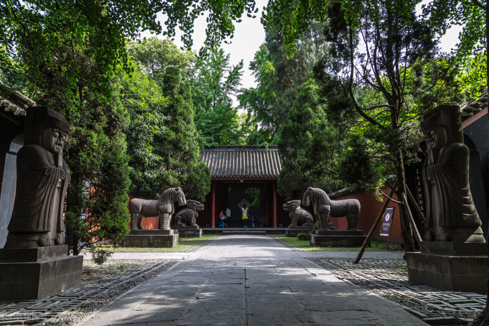 成都武侯祠由惠陵,漢昭烈廟,武侯祠,三義廟組成的三國曆史遺蹟區,川軍