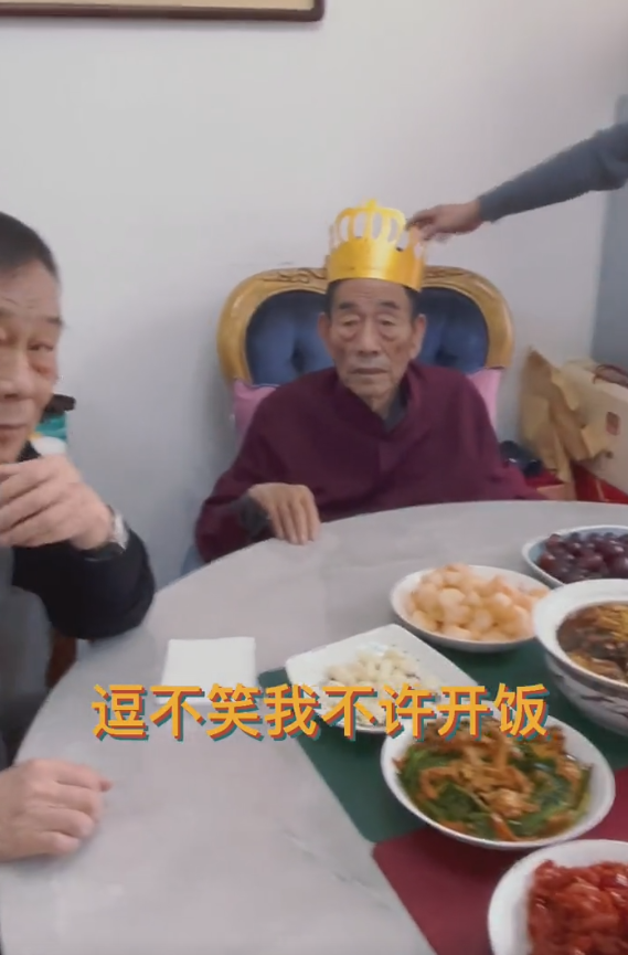 杨少华在家庆祝90岁大寿神采奕奕牙口好一家人仿佛共用一张脸