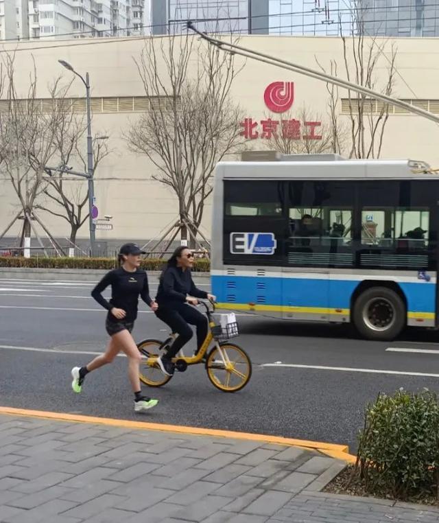 接地气！谷爱凌北京街头跑半马，穿短裤身材真好，母亲骑单车陪跑600866星湖科技