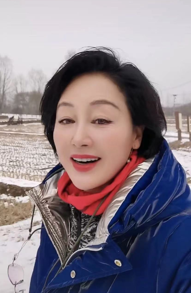 59岁王姬不顾疫情出游装扮青春靓丽未戴口罩偌大景区只有4人