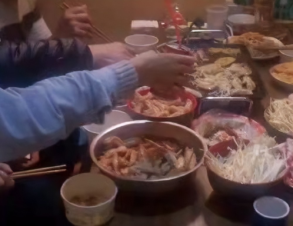 之后几天,陈海燕一改之前的冷漠,突然对闫卓改变了态度,经常邀请闫卓