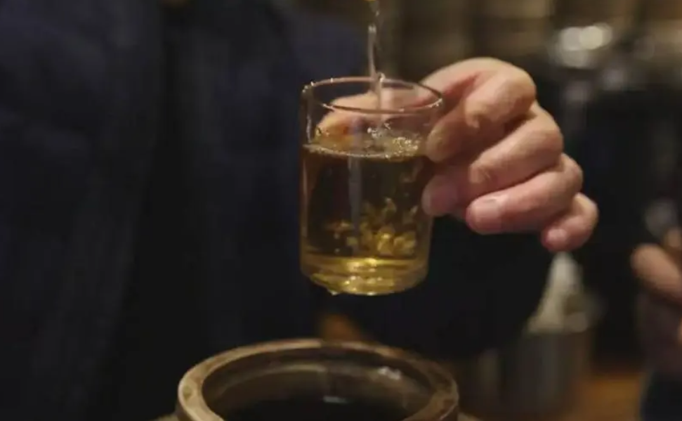这日,陈海燕照例在饭桌上摆了酒,酒过三巡,闫卓便说明来意.