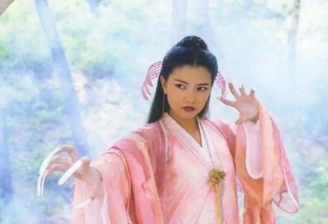 故事接近尾声,周芷若修习九阴白骨爪,成为武功最高的女性之一.