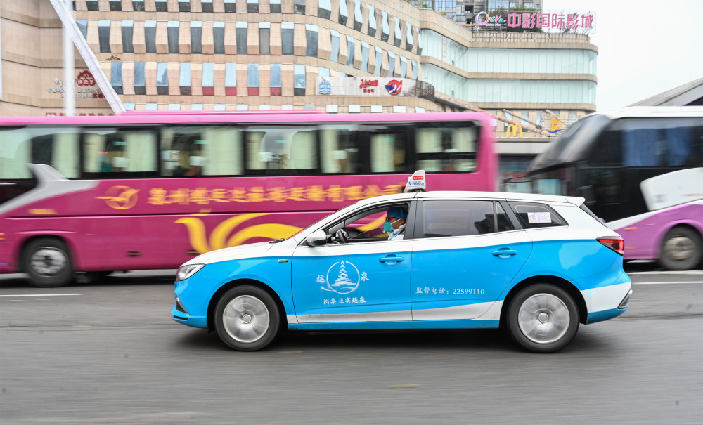 3月24日,在泉州市海峡体育中心联合方舱核酸检测基地,出租车司机陈