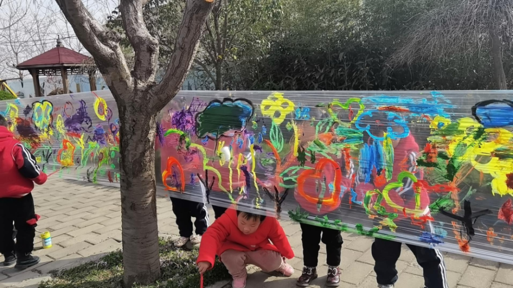有创意永寿这所幼儿园的孩子把春天绘在保鲜膜上