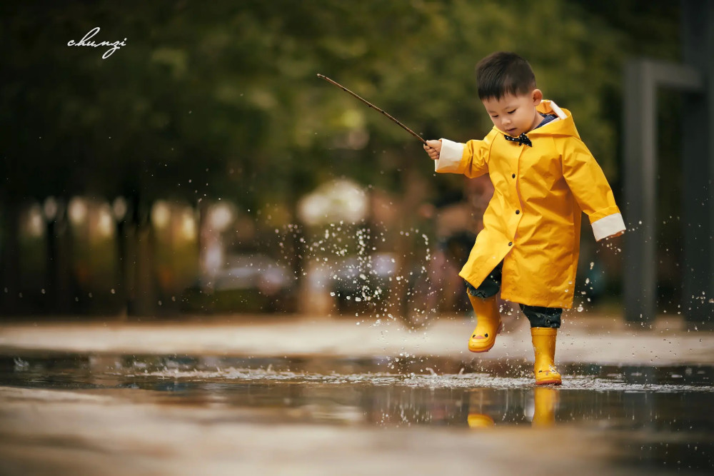 下雨天娃不要抱,偏要踩水坑,了解原因后,妈妈不忍责骂