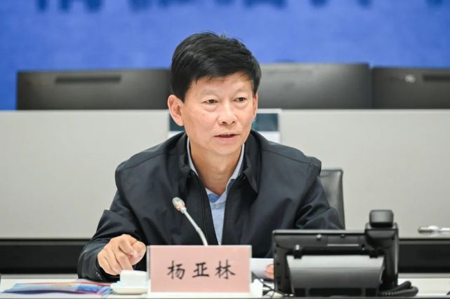 杨亚林先后到西山区船房社区,马街街道办,盘龙区金沙社区,昆明市公安