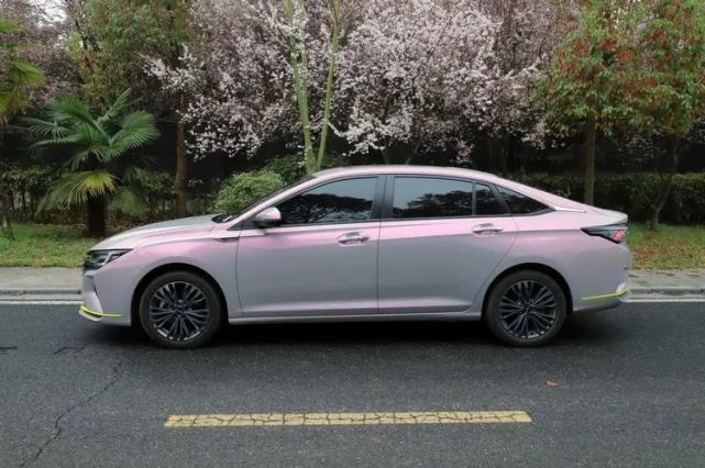 包括绅墨蓝,曜夜黑,珍珠白,炫动红,星空灰,而实拍版本的外观拥有渐变