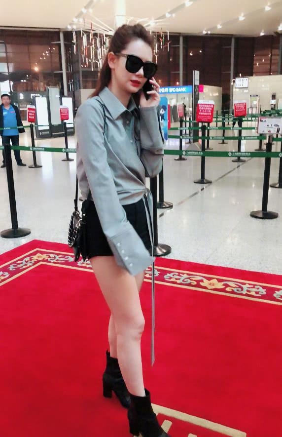 戚薇衣品堪忧,穿褶皱长外套配分叉长裤,身高特显矮腿型还不好!