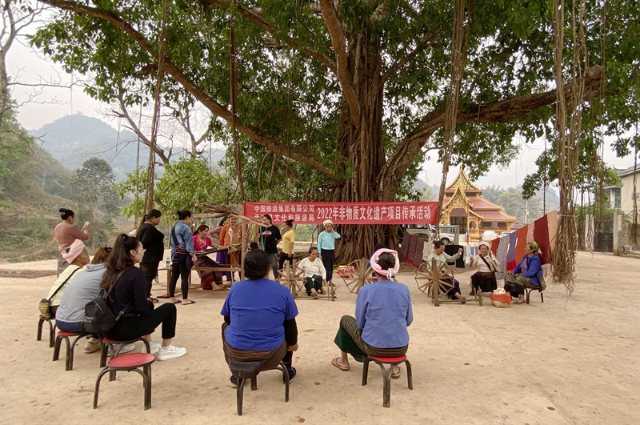 一天一点普洱2423活态传承孟连傣族织锦技艺助推现代化边境小康示范村