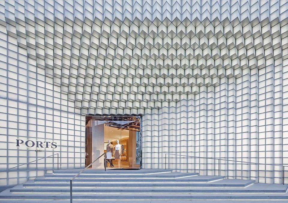 神奇的玻璃表皮一方面能够抵抗一辆汽车的直接冲击,另一方面也能单独