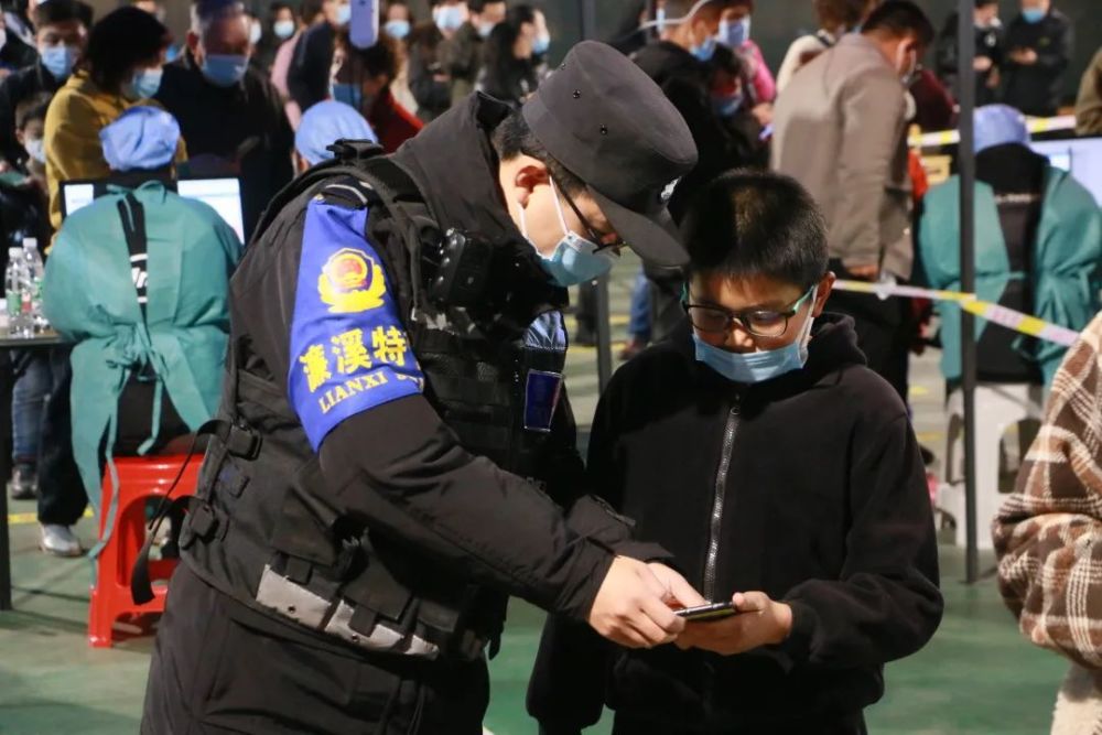 "大家保持间隔一米,排好队,戴好口罩,不要聚集.
