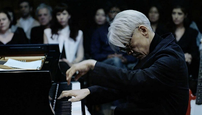 《坂本龍一:終曲》劇照坂本龍一用一臺在海嘯中被沖刷過的鋼琴進行