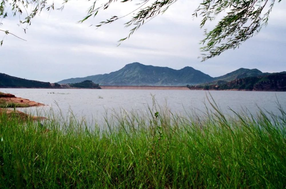 《横山岭水库》黄旭摄《横山湖畔的追思》石超峰摄编辑:罗雕灵寿县融