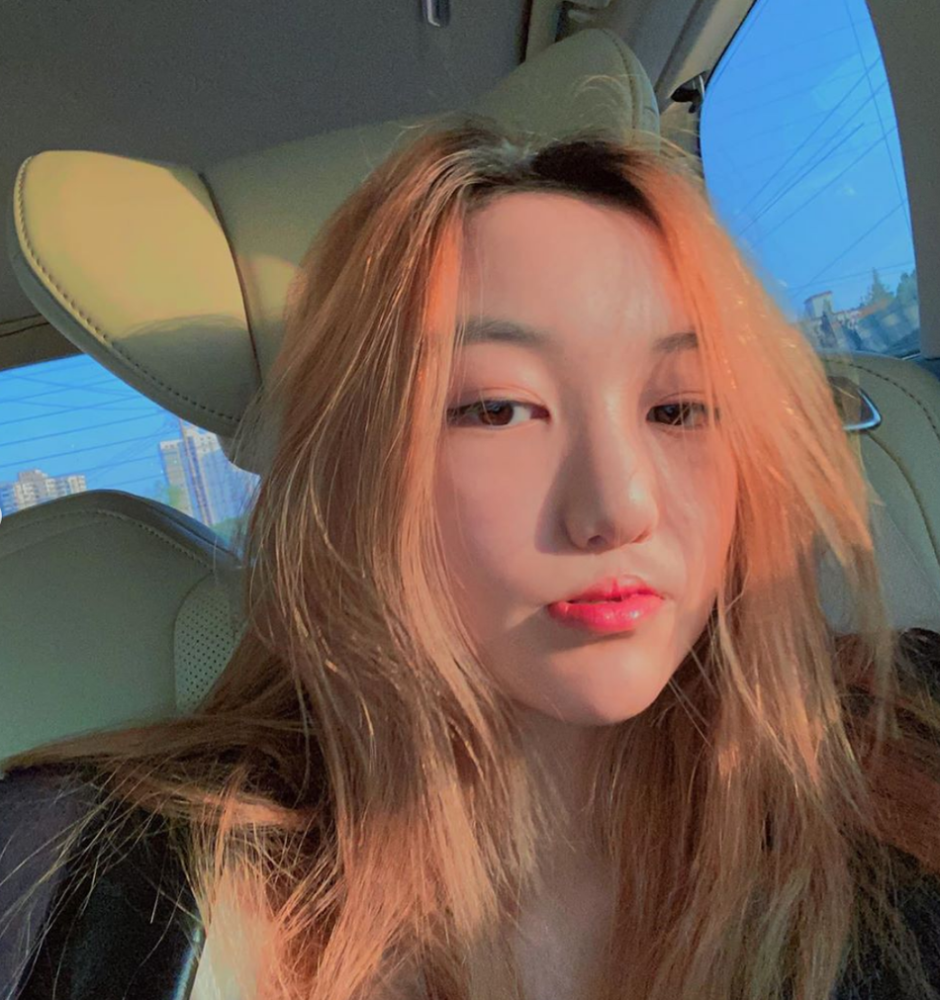 李嫣晒大量性感照片穿着三点一线尺度超大引网友热议