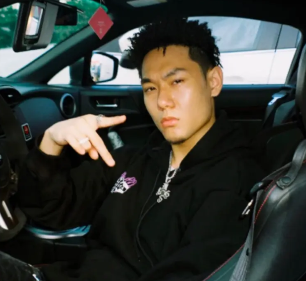 因为就在这首歌刚刚流传出来后不久,很多网友就开始对macovaseas发起