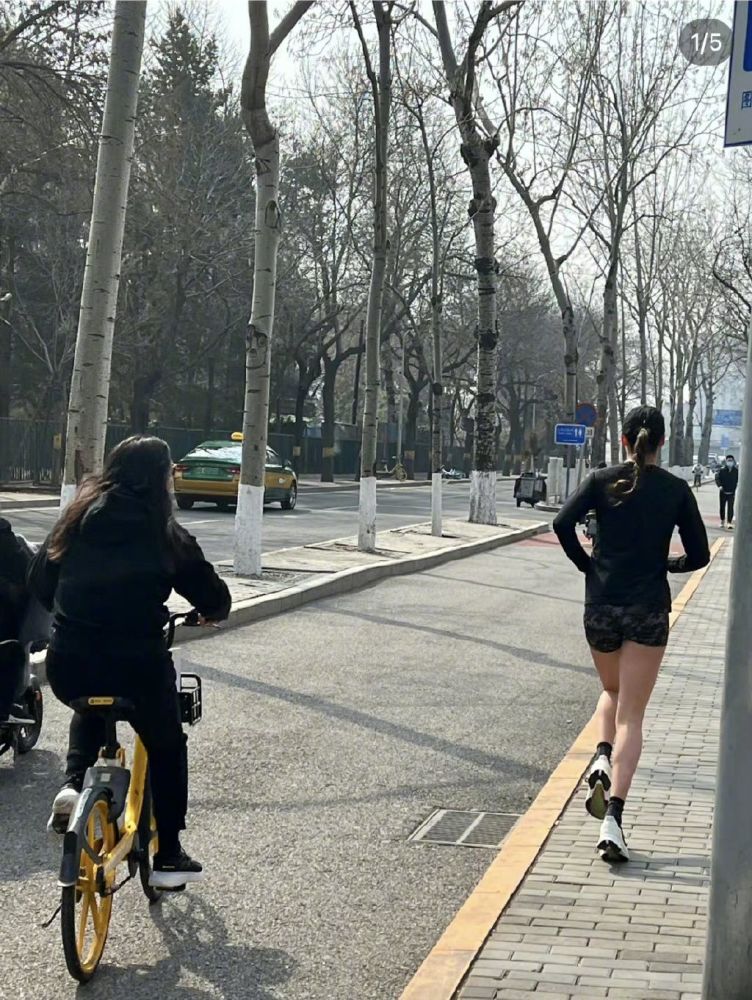 谷爱凌还没开学，兼职拍时尚杂志！坚持锻炼，绕北京晨跑21公里时尚资讯类网站
