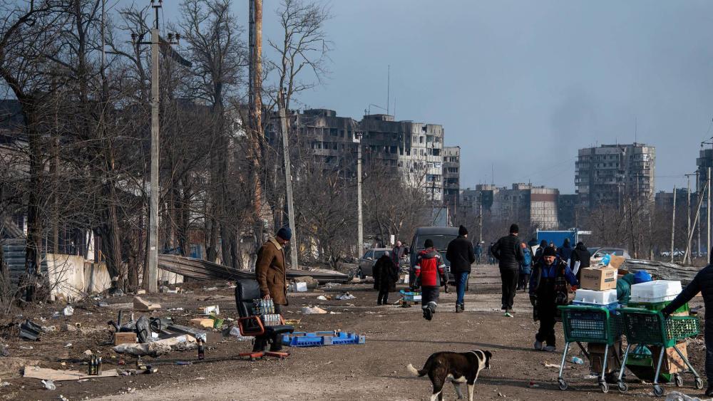 乌克兰40万居民被困避难所吃狗求生，一父亲：我当儿子的人体盾牌