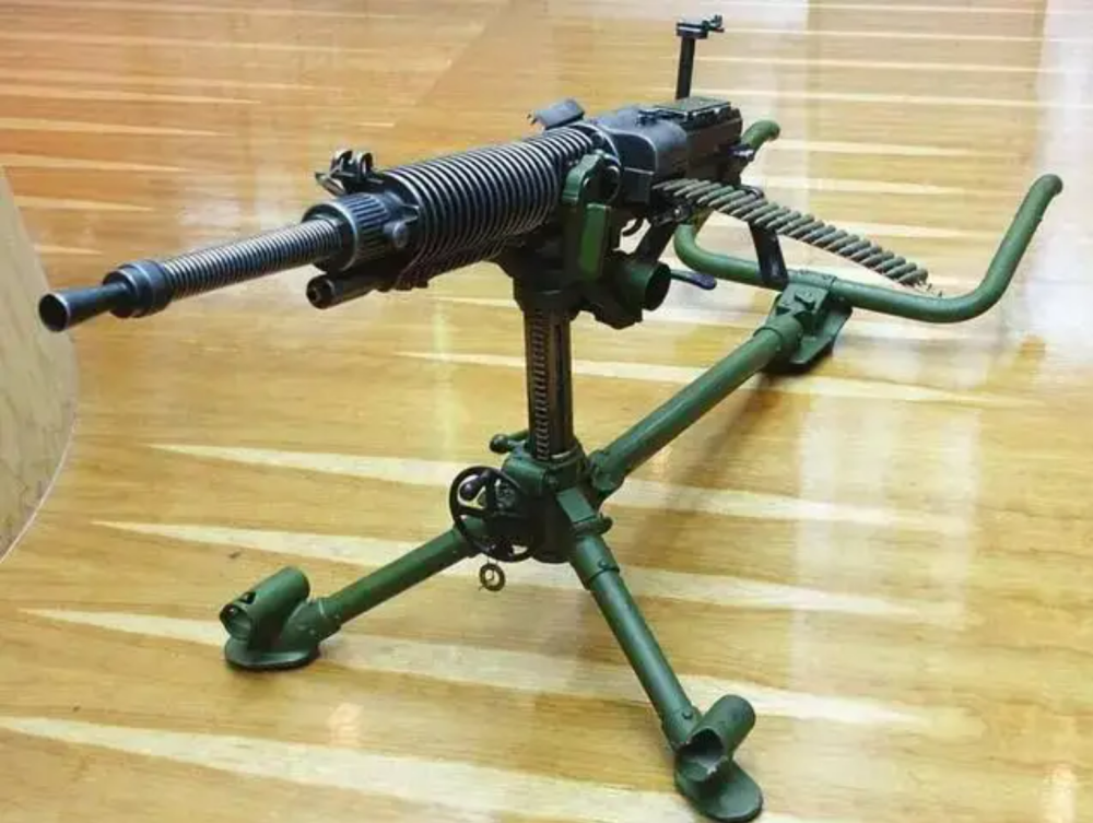 八路军士兵扛的这挺机枪,外形非常奇特,到底是什么机枪?_腾讯新闻