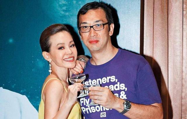 "铁肺歌后"彭佳慧首开直播,谈及前男友落落大方,强迫粉丝称赞美貌