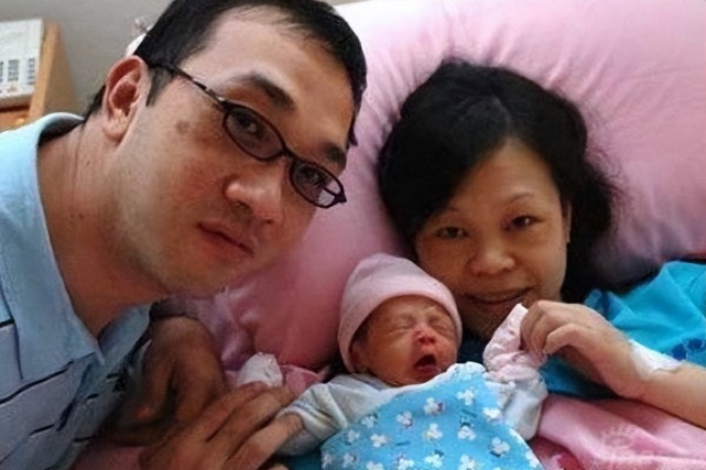 "铁肺歌后"彭佳慧首开直播,谈及前男友落落大方,强迫粉丝称赞美貌