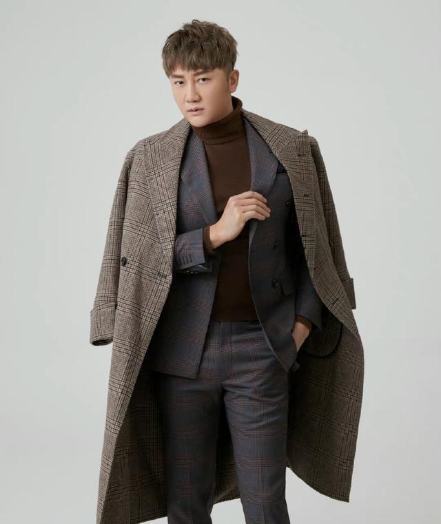 40岁歌手关喆喜迎三胎,混血宝宝性别曝光,与妻子合照很幸福_腾讯新闻