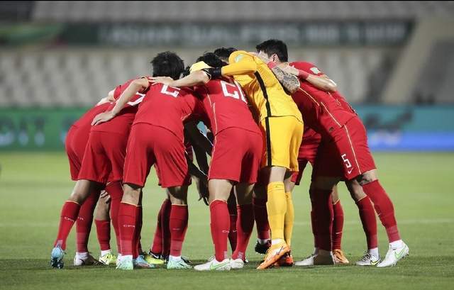 12强赛国足11战平沙特阿拉伯全场0射门对手送礼一点球