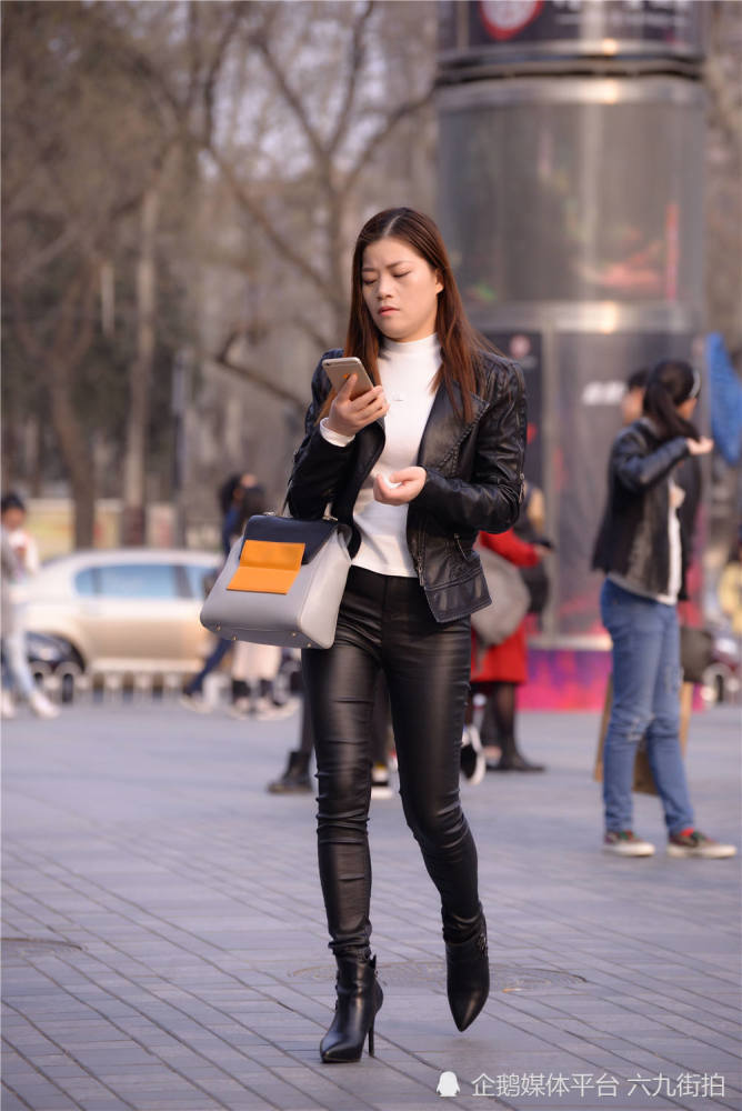 尖头细跟短靴,搭配黑色紧身皮裤,显身材还很特别的春季穿搭_腾讯新闻