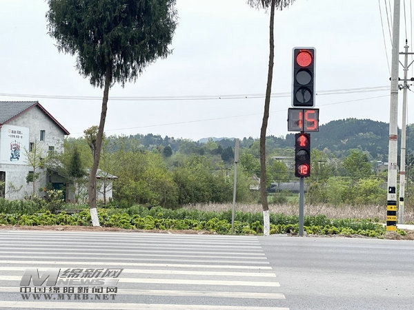 行车有序了,路口安全了 关帝村t型路口红绿灯装上了