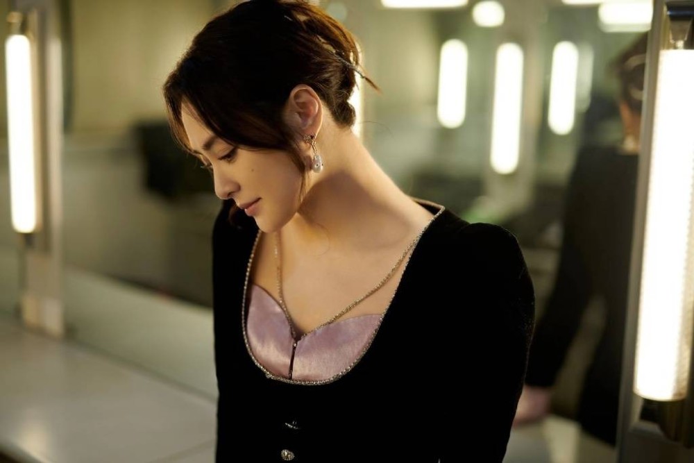 阿娇不愧360度无死角神颜!穿丝绒裙高贵似公主,微胖身材照样美插图5