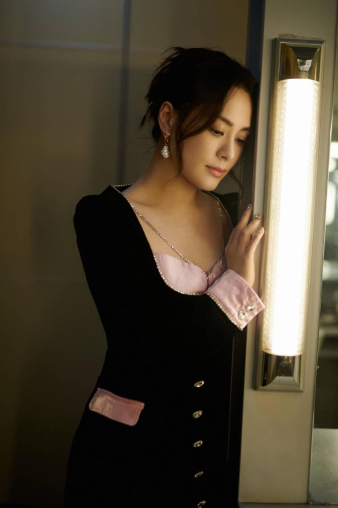 阿娇不愧360度无死角神颜!穿丝绒裙高贵似公主,微胖身材照样美插图