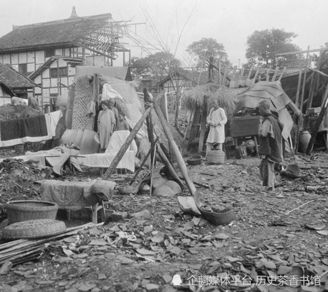 很多无辜百姓被战火伤亡失去性命,满城皆是尸横遍野,房屋与建筑皆是倒