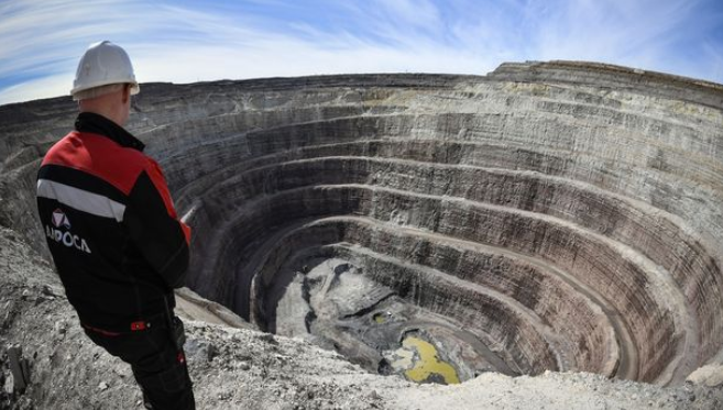 俄罗斯神秘巨大钻石矿04年突然关闭,传言能吸下空中的飞机_腾讯新闻