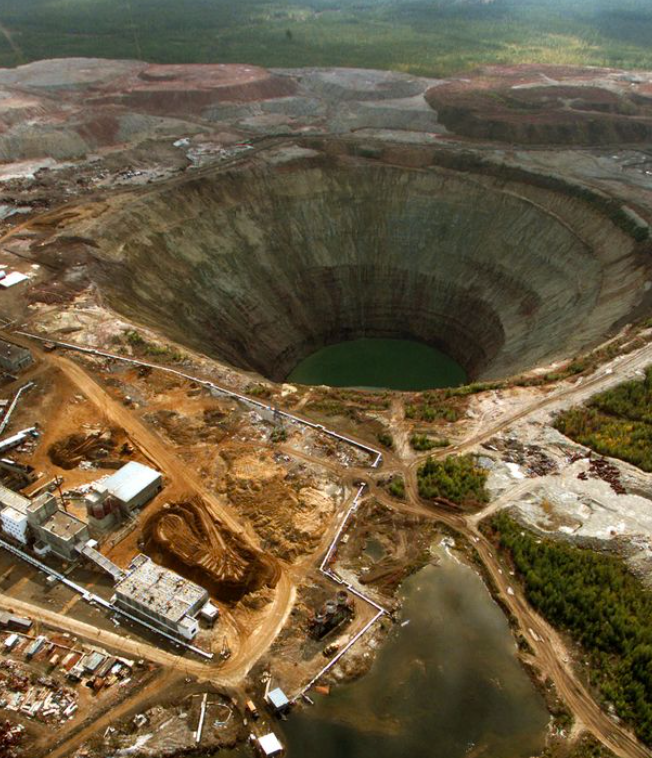 俄罗斯神秘巨大钻石矿04年突然关闭,传言能吸下空中的飞机_腾讯新闻