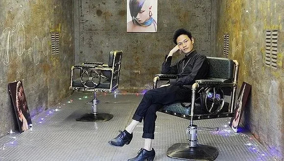 "葬爱家族"创始人,11岁出圈后被富婆看中,如今怎么样了?