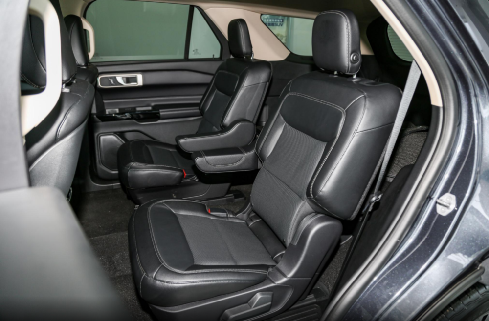 空间方面,福特探险者30周年纪念版与普通版并无二致,得益于长度,宽度