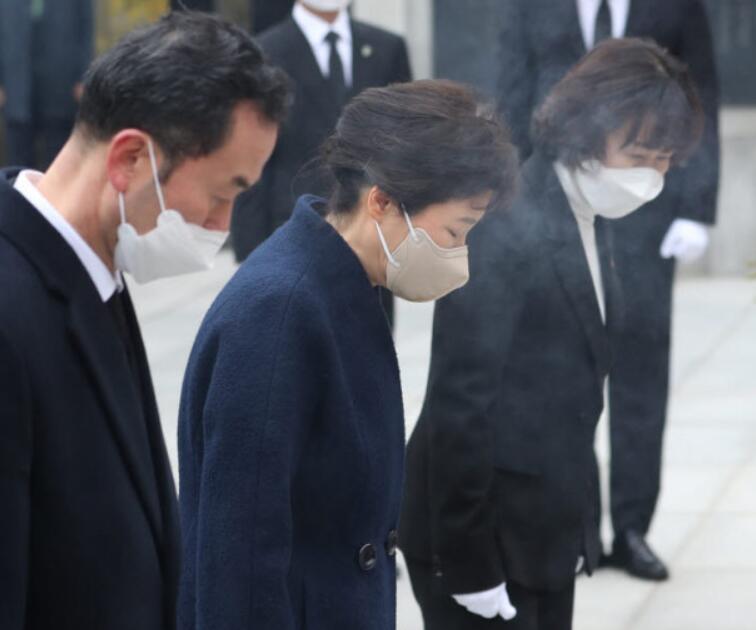 朴槿惠出狱后首个公开行程,不料突发惊心一幕!