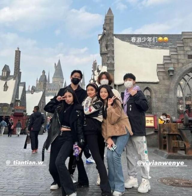 王文也携男友甜蜜春游,屈膝拍照配合男方身高,才24岁已当导演