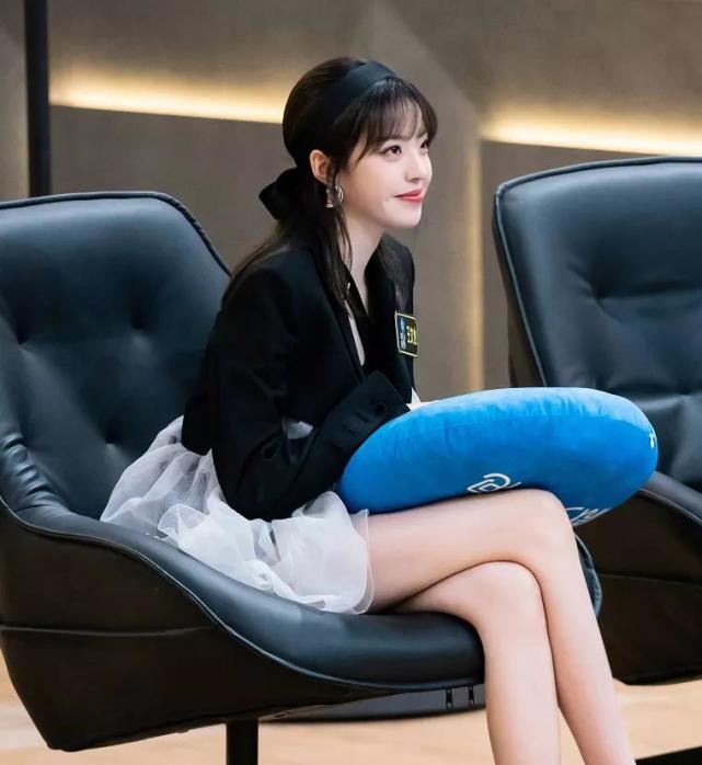 王文也携男友甜蜜春游,屈膝拍照配合男方身高,才24岁已当导演