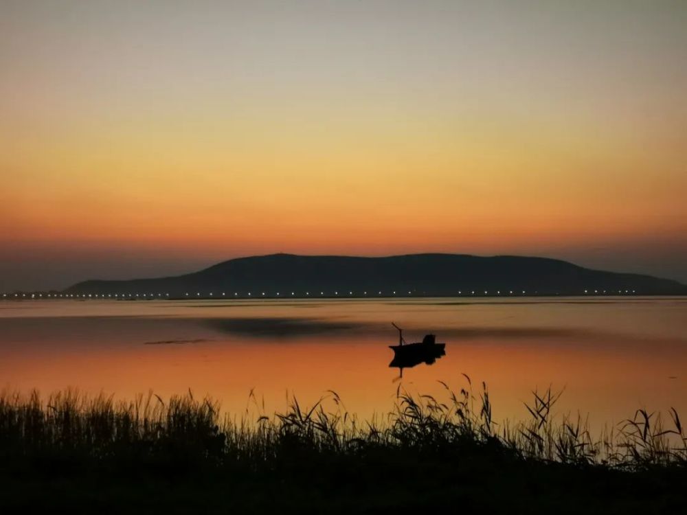 夕阳下的东平湖美的如诗如画