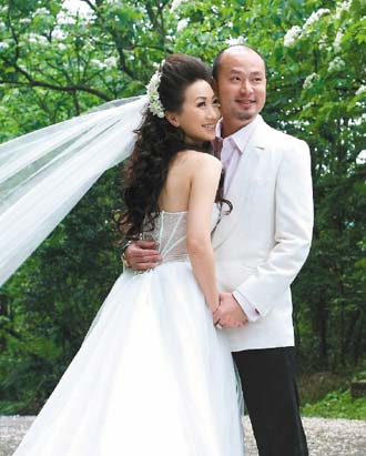 在一起没多久,就劈腿张惠妹妹妹张惠春,最后却和凡尔赛家具公司的二