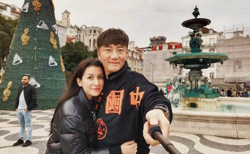 歌手关喆喜迎三胎因参加中国好声音走红已和妻子结婚8年