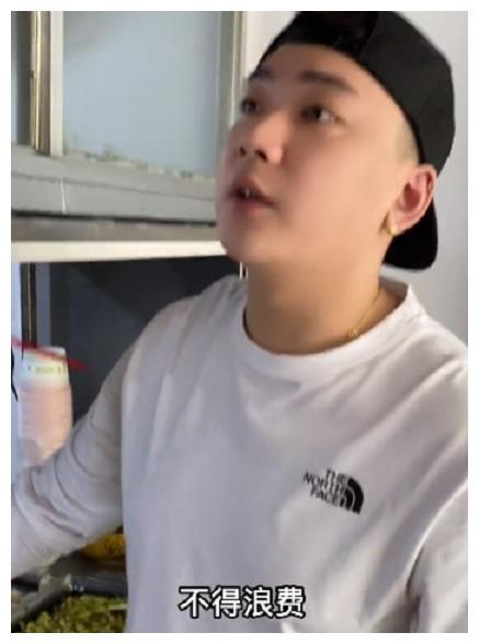 崔晋陪李勒优回学校体检,心疼妹妹吃11元快餐,网友:是亲兄妹