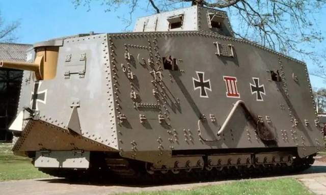 a7v重型坦克在1917年装备德军,并参与一战,当时可以算是马克系列巡洋