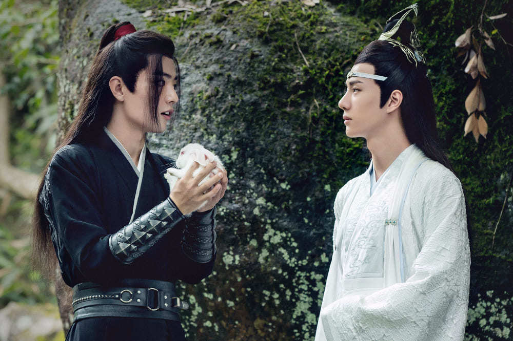 肖战 陈情令 花絮 啃生鱼泡脏水 和王一博告别的荒山竟被粉丝踩出路来 腾讯新闻