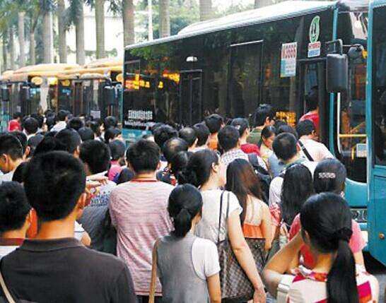 五座车多个孩子算超载公交车人挤人咋不罚交警说出原因