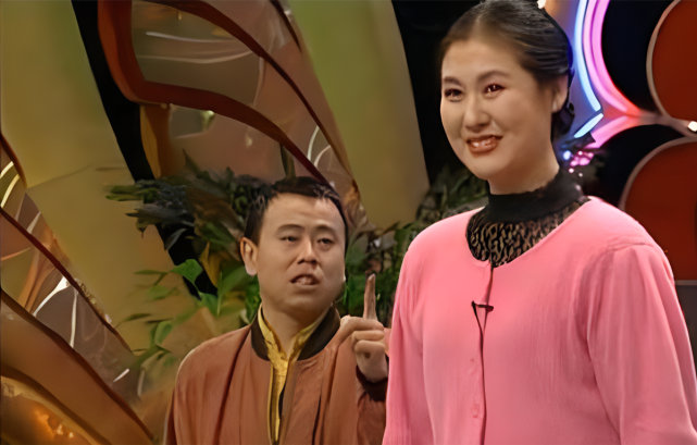 因为当时团里的女演员普遍身高都比潘长江高,所以搭档起来对女演员是