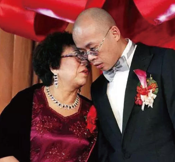 拿妻子嫁妆创业却曾另结新欢差点离婚玻璃大王曹德旺的情场史
