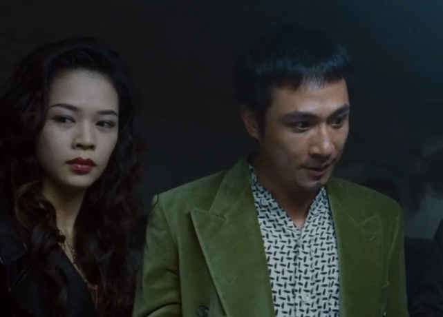 他还会拿着一把西瓜刀直接往桌子上蹦,展示出自己作为一名古惑仔头头