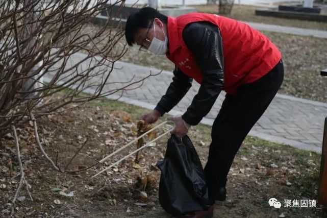 讓黨旗高高飄揚在志願服務一線志願服務 固鎮一中黨員教師在行動